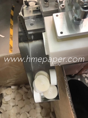 kopen Automatische bandsnijmethode Aanpasbare snelheid Kleefmachine voor het maken van HME-filterpapierband voor precisieproductie online manufacture